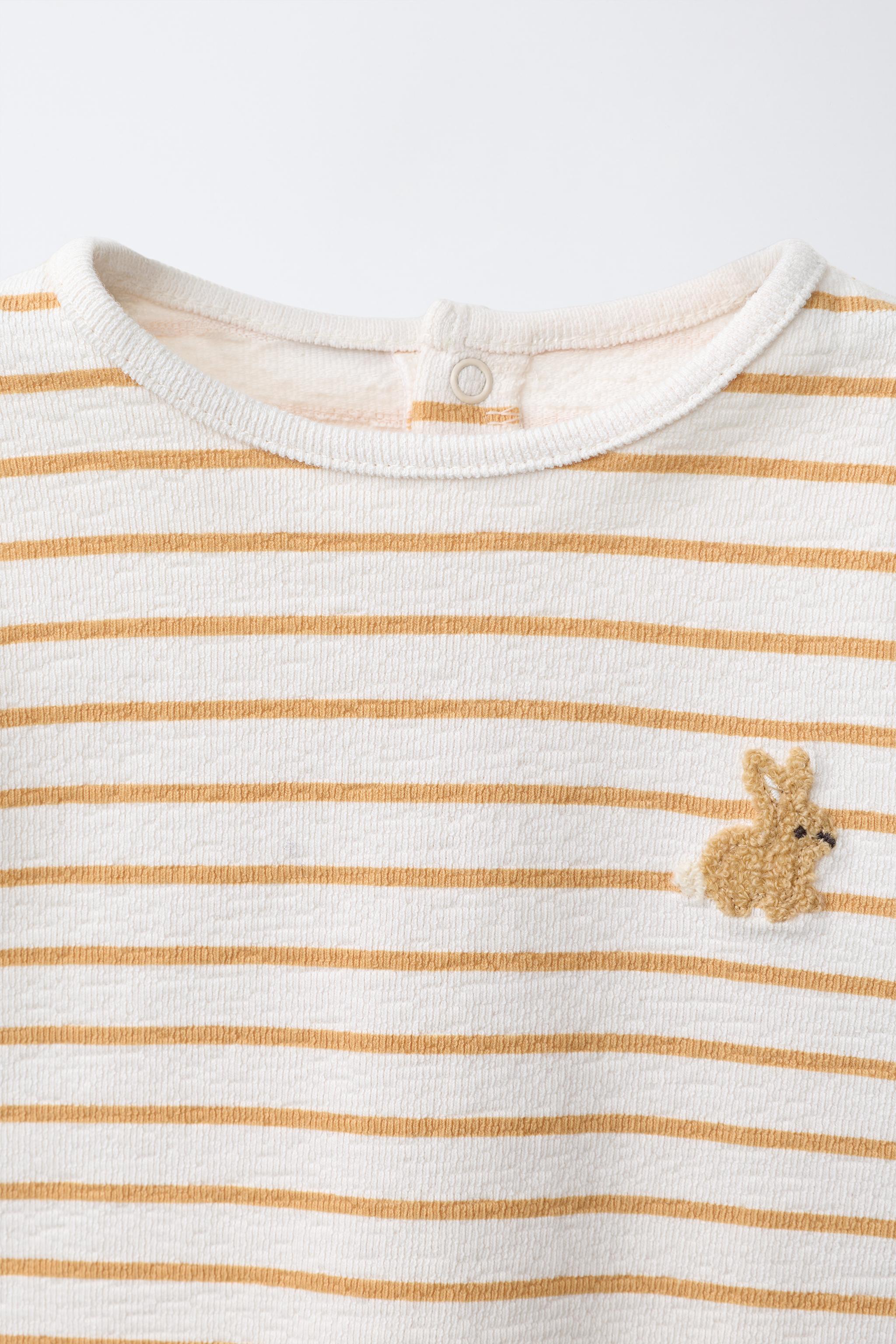 ENSEMBLE T-SHIRT ET PANTALON À RAYURES AVEC LAPIN BRODÉ